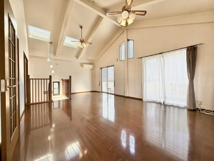 大きな窓があり、たっぷりの自然光が差し込む明るい洋室です。心地よい開放感に包まれた空間は、毎日の疲れを癒やす。朝は爽やかな光ですっきりと目覚める、健康的な暮らしが叶いそうです