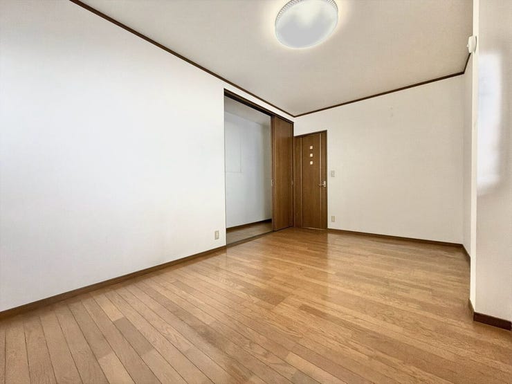 広々としたお部屋で、プライベートの時間も快適に過ごせそうですね。読書や映画鑑賞、リモートワークなど、周りを気にせず自分の趣味に没頭できる空間。日々の忙しさを忘れ、心からリラックスできるお部屋です