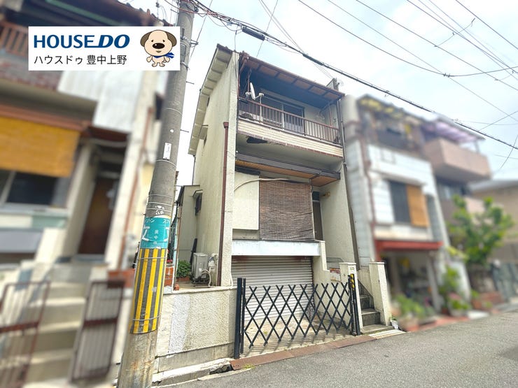 【外観】
「江坂」の華やかさ&「庄内」の人情味が交差する「小曽根」の中古テラスハウスです♪建て替え/リフォーム→居住or収益用と、幅広い可能性を秘めています!まずはお気軽にご相談ください♪