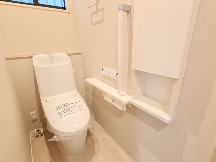 トイレにあるちょっとした収納スペースは、トイレットペーパーやお掃除用具の収納に便利です!