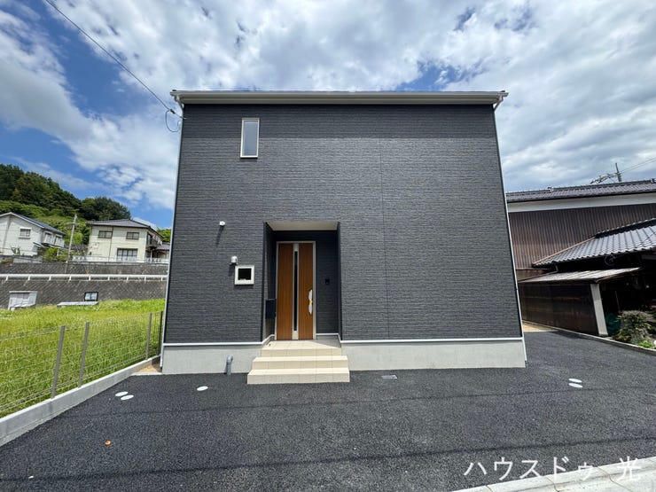 ■□重厚感ある外観が映える4LDKの住まい□■