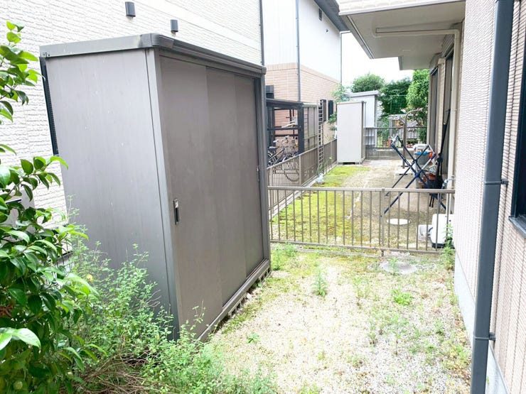 室内に入りきらないものは外物置に収納できます☆