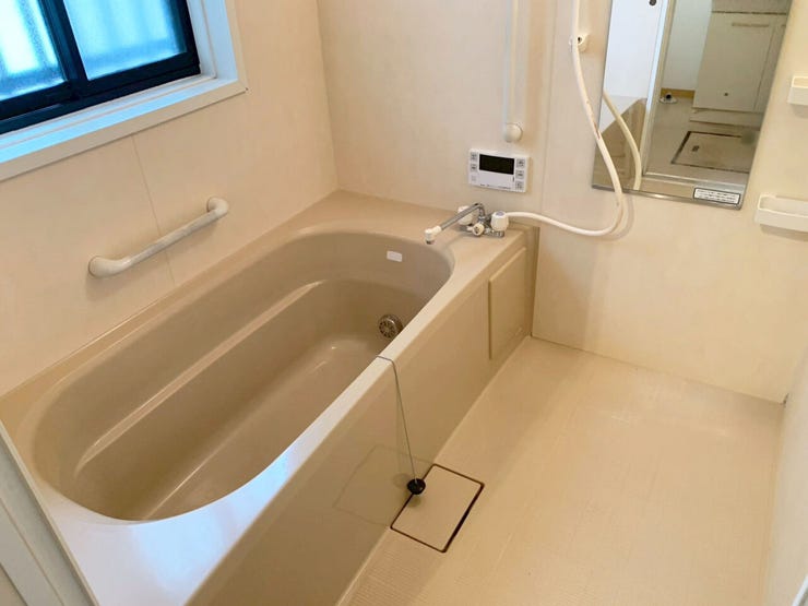 窓付きのバスルームは採光もあり明るく気持ちの良い空間です♪窓があることで換気環境も良好(^^)