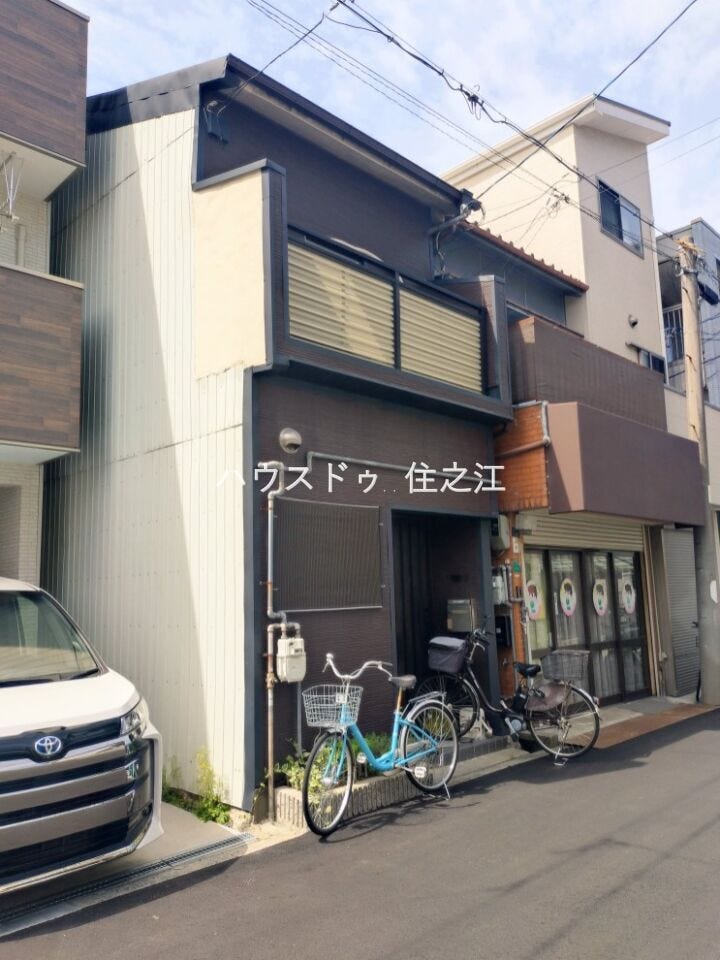 ★玄関には庇(屋根)がございますので雨の日もお荷物など濡れなくて済みます♪