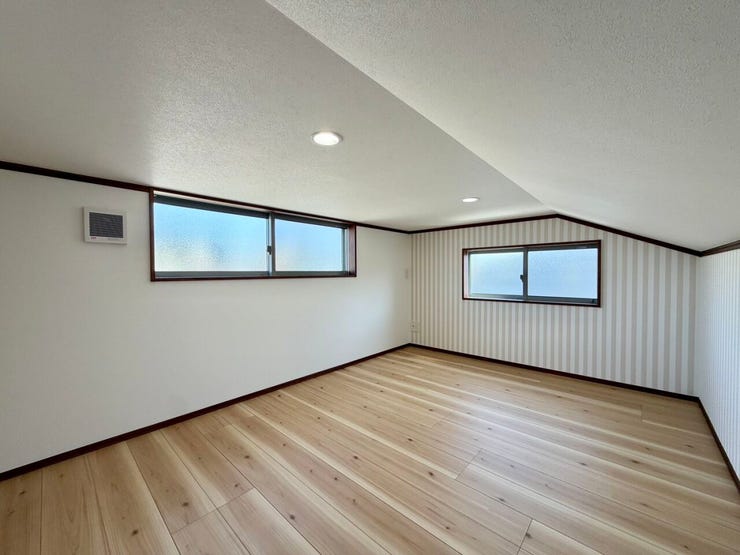〈小屋裏収納:5.0帖〉二面採光で大変明るく、お子さんの遊び場になりそう♪