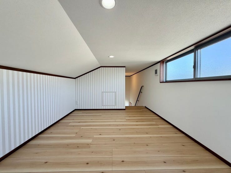 〈小屋裏収納:5.0帖〉固定階段で上がれるので、季節ごとに使用する家電製品も収納できたり、お子様の節句などに必要な普段使わない物を収納するスペースとしても活躍します。
