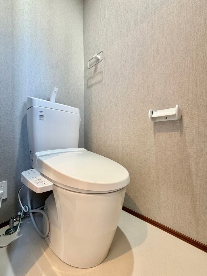 〈2階トイレ〉お手入れしやすい温水洗浄便座で、毎日快適♪