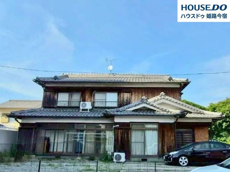 【外観】
瓦屋根と木の外壁が印象的な、和の趣を感じる外観です。