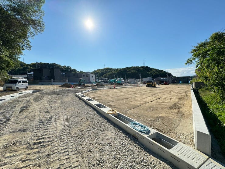 前面道路はゆとりある幅員を確保。お車の出し入れや、すれ違いもスムーズに行える開放的なロケーションです。