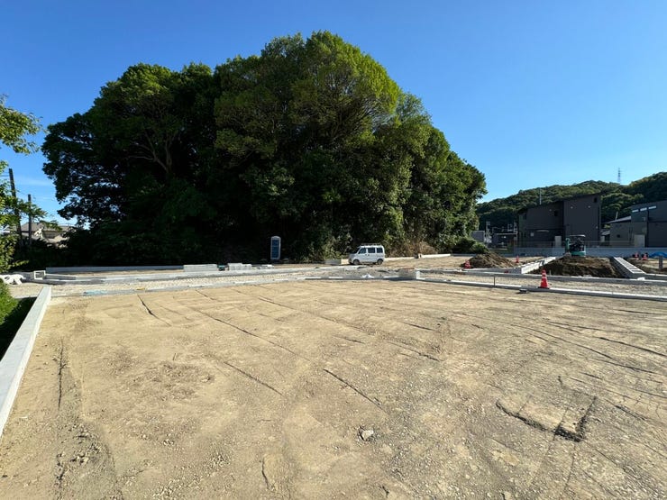 周辺は高い建物が少なく、陽当たり・通風ともに良好な住環境。現地にて実際の開放感をお確かめください。