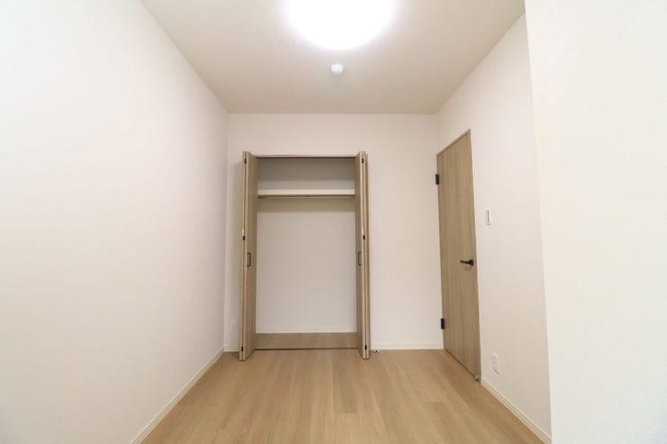 清水町 パークハイツ多賀山 【洋室5.2帖】
クローゼット付でお部屋を広く使用できます。