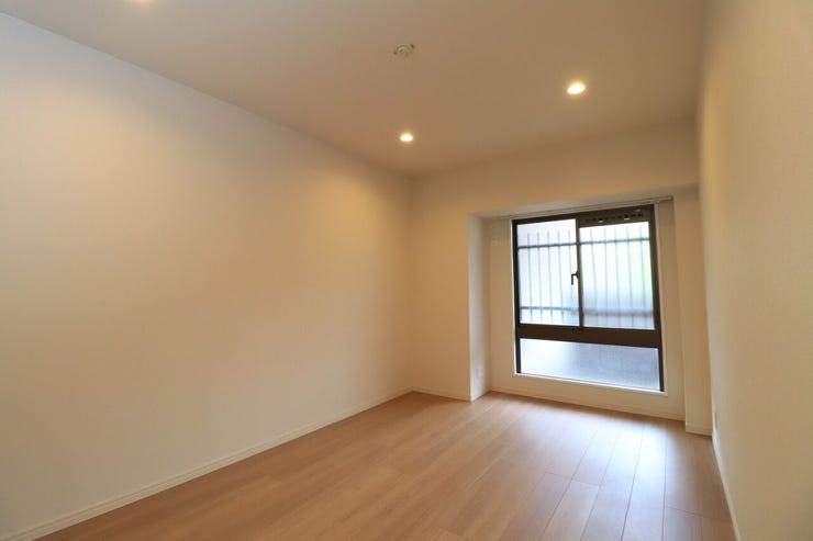 清水町 パークハイツ多賀山 【洋室7.5帖】
主寝室にもなる7.5帖。ベッド2台プラスαのペースがあり、お子様が小さいうちは家族みんなの寝室として活用できそうですね。