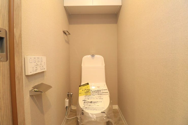 清水町 パークハイツ多賀山 【トイレ】
ウォシュレット機能付きトイレです
タオルリングやペーパーホルダー、収納棚も完備です