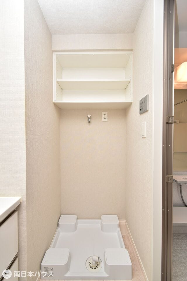 【洗濯機置場】洗濯パン付きです!上部に収納棚があり使い勝手も良好です♪