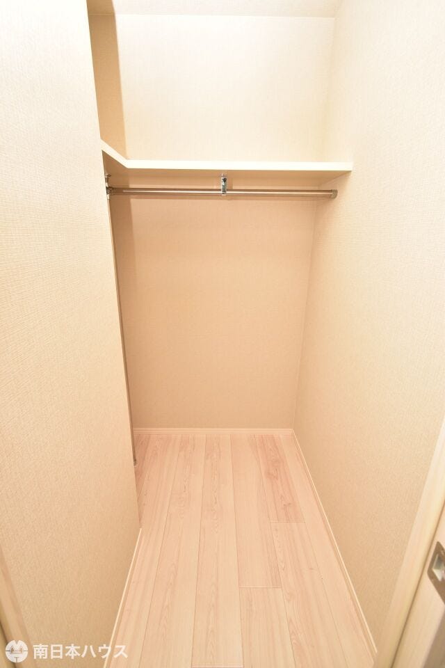 【ウォークインクローゼット】奥行きがありたっぷり収納できます♪