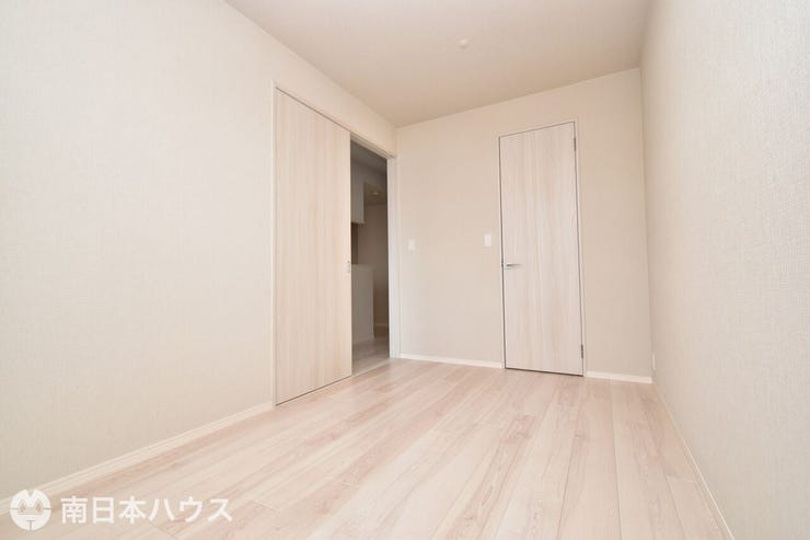 【洋室】6帖の洋室です!リビングに隣接した洋室です♪