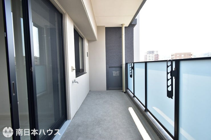 【バルコニー】北西向きのバルコニーです!ワイドな造りで外水栓も設置してあります♪