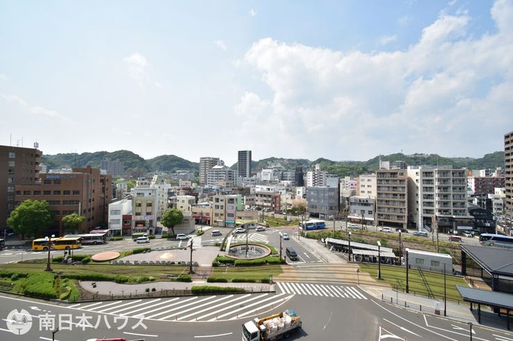 【眺望】バルコニーからの眺望です!鹿児島駅のロータリーが広がり開放的な眺めです♪