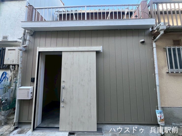 【外観】
◇【都由乃町1丁目】全室リニューアルで新しい息吹を吹き込んだ、温もりある住まい