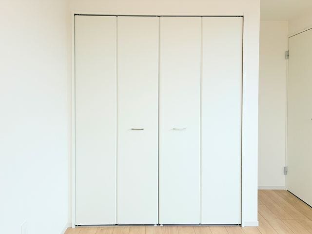 間口が広く収納力に優れた大型クローゼット