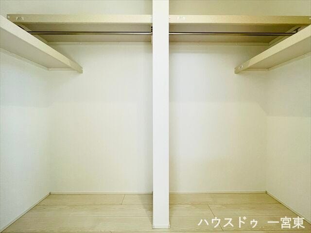 【7.7帖洋室】衣類やスーツケース、衣装ケースなどしっかり収納できます。