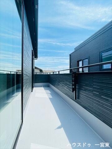 明るい日差したっぷりのバルコニーです♪こんな天気の良い日は気持ち良く洗濯物を干せますね。