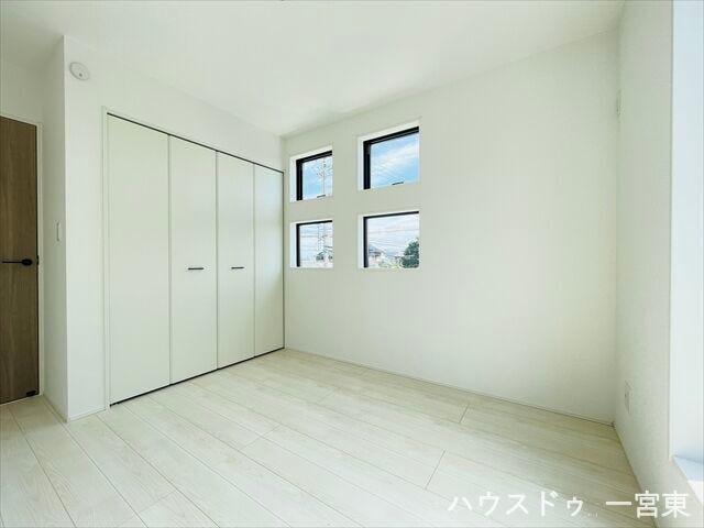 【5.2帖東】朝日がやさしく差し込むお部屋なので気持ちの良い朝を迎えられそうですね。