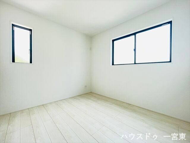 【5.2帖西】明るく、収納スペースも完備された洋室は、子供部屋としても、寝室としてもお使い頂けます。