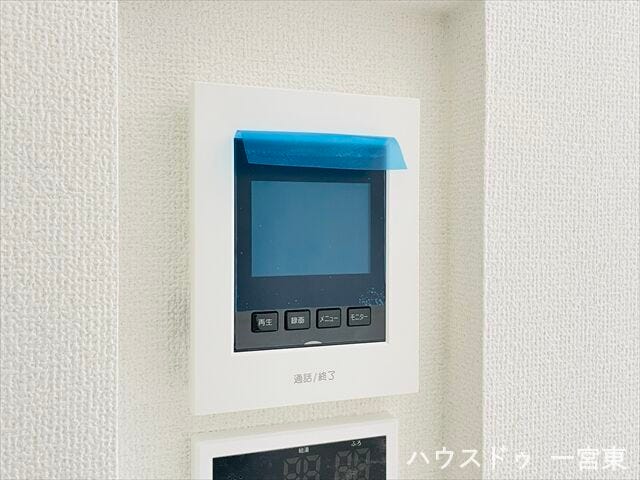 【モニター付きインターホン】訪問者の顔が見えて安心ですね。玄関先まで行かなくても、こちらで対応できます。