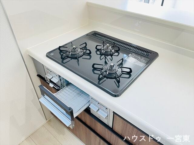 【コンロ】同時に調理ができるので忙しい時も時短になりますね。お魚の他にも焼き物調理を楽しめるグリル付きです。