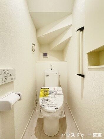 収納棚付きのトイレです。トイレットペーパーのストックも置いておけますね。