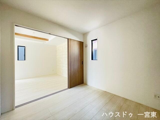 【1階4.5帖】隣り合うリビングを開放すれば、ひときわ広々とした空間になります。