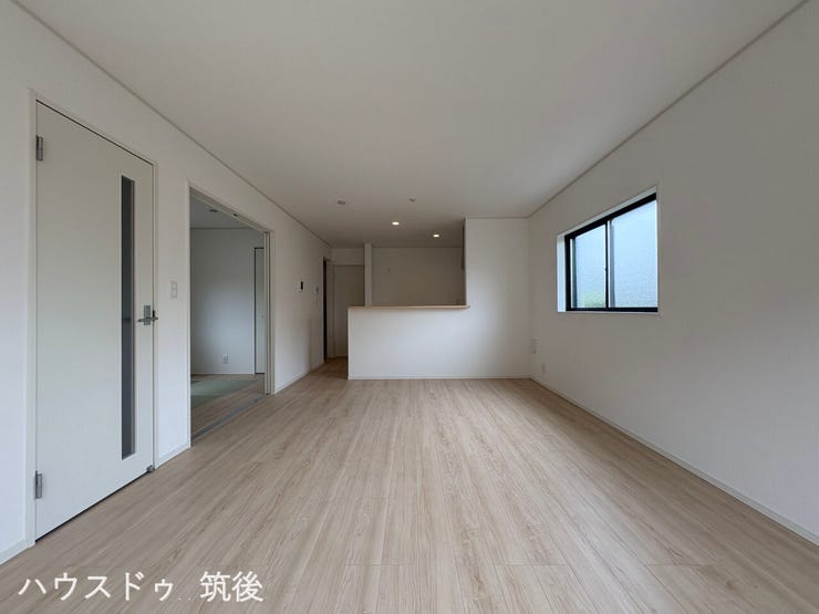 【和室4.3帖が隣接】リビング横に4.3帖の和室が隣接した間取り。引き戸を開放すればリビングと一体の広々とした空間として活用でき、ライフスタイルや好みに合わせて柔軟に使い分けが可能です。