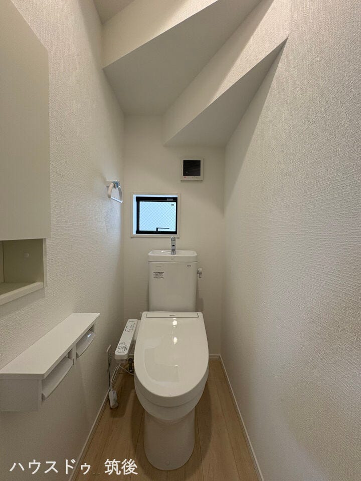 【小窓・換気扇付きトイレ】白を基調とした清潔感のあるクリーンなトイレ空間。開閉できる小窓と換気扇が設置されており、こまめに空気の入れ替えができるため、いつでも爽やかで衛生的な環境を保てます。
