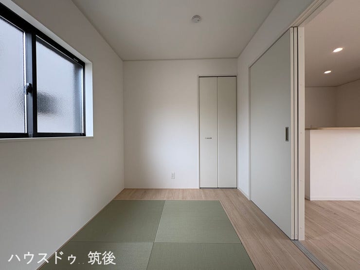 【便利な4.3帖の和空間】リビング横に位置し、多用途に活躍する収納付きの和室。フローリングとは異なる畳の心地よさを感じながら、お子様の遊び場やちょっとした家事・お昼寝スペースとして重宝します。