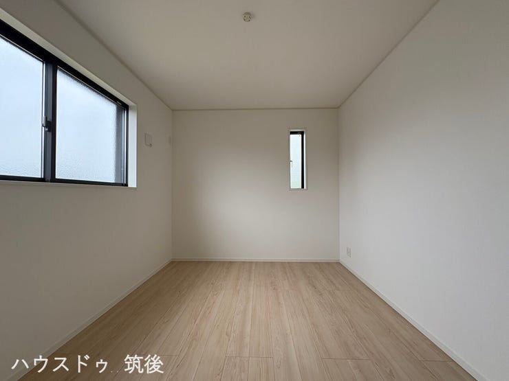 【2面採光の明るい洋室6帖】引き違い窓とスタイリッシュなスリット窓の2箇所から自然光を取り込める明るい一室。子ども部屋としてはもちろん、主寝室やテレワーク用の書斎など多用途に活躍する空間です