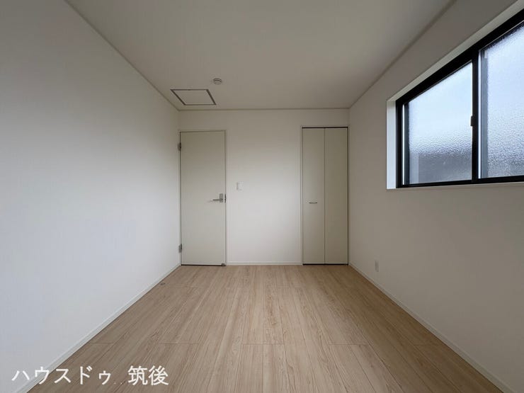 【収納ルーム1.5帖付き】お部屋の奥に1.5帖の収納ルームを備えた6.8帖の洋室。衣類や季節物、大型の荷物もまとめて一箇所にスマートに保管できるため、生活空間をいつでもすっきりと綺麗に保てます。