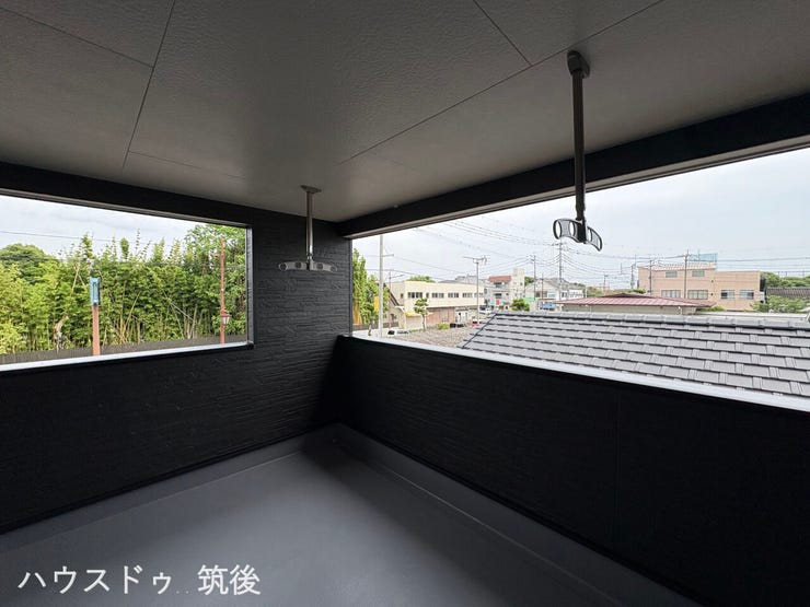 【奥行きのあるバルコニー】足元にゆとりのある広さを確保したバルコニー空間。2箇所に物干し金物が付いているため、ご家族分の洗濯物やシーツなどのお布団干しもスムーズに行える、実用的な住空間です。