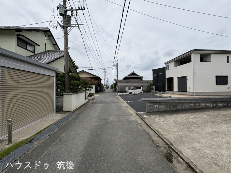 【幅員約4.4mの前面道路】配置図の通り、接面する前面道路は幅員4.4m(法42条1項1号道路)となっています。視界を遮るものが少なく、落ち着いてお車の駐車や切り返しができる平坦なアプローチです。