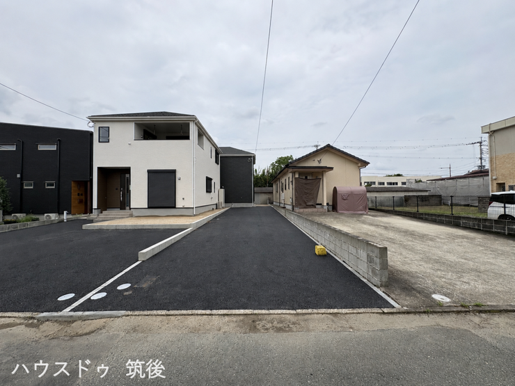 【縦列3台の駐車が可能】敷地内にお車を縦列で3台まで駐車できるゆとりあるカースペース。ご家族のセカンドカー用としてはもちろん、ご友人や親戚が急に訪問された際にも対応可能な広さを確保しています。