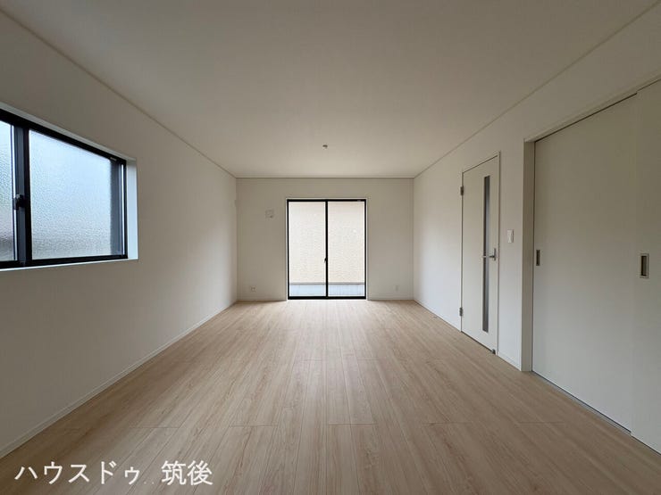 【窓を2箇所に配置】奥の大きな掃き出し窓に加え、側面にも窓を設けた2面採光設計。室内に自然光を取り入れやすく、心地よい空間です。無駄のない縦長のレイアウトで、リビングとダイニングの使い分けもスムーズ。