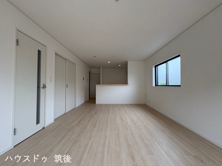 【奥行きのある住空間】キッチンからリビング全体を見渡せる、視界の抜けた開放的な間取り。縦長のすっきりとした形状のため、ダイニングテーブルやソファーの配置がしやすく、生活動線もスムーズです。