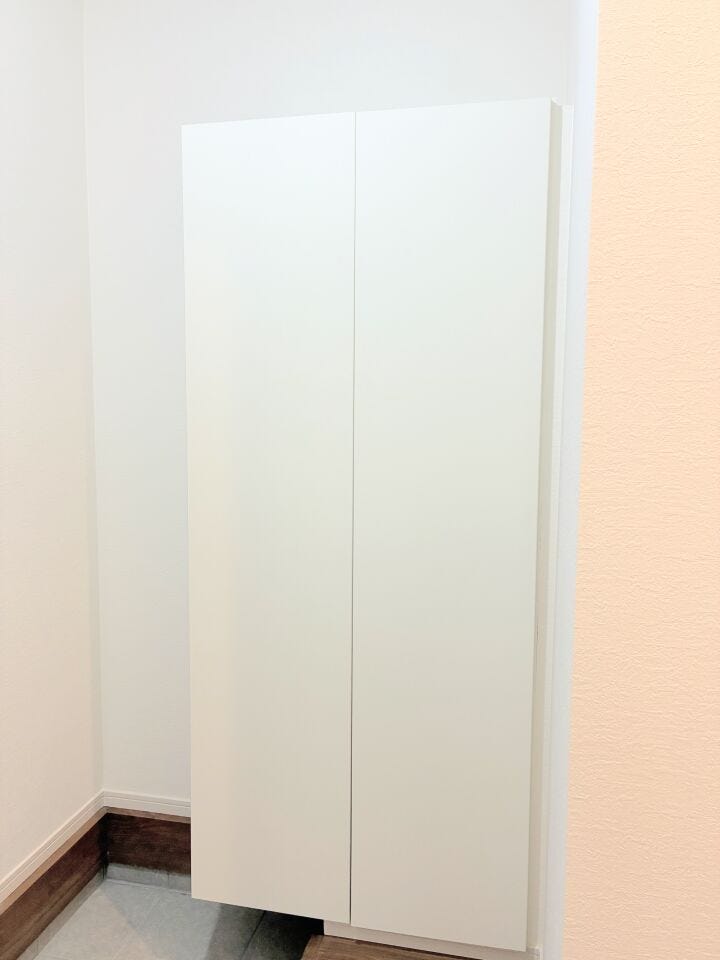 足元が浮いたフロート設計で玄関を広く使え、毎日のお掃除もしやすいですね