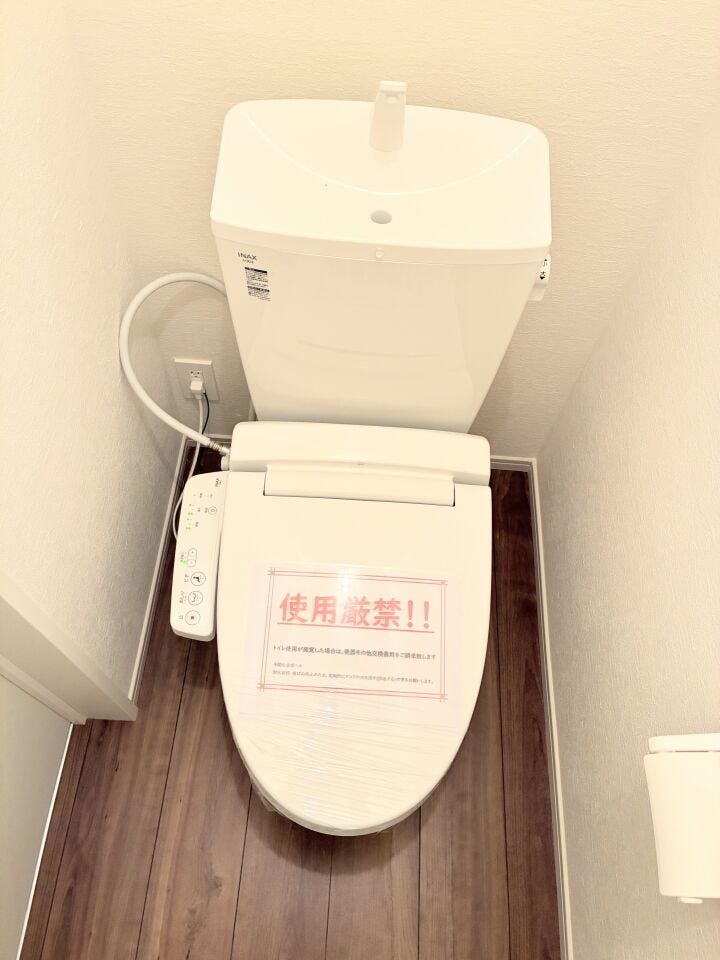 手洗い一体型のコンパクトなタンク設計で、限られた空間を最大限に広く、心地よく感じさせてくれます
