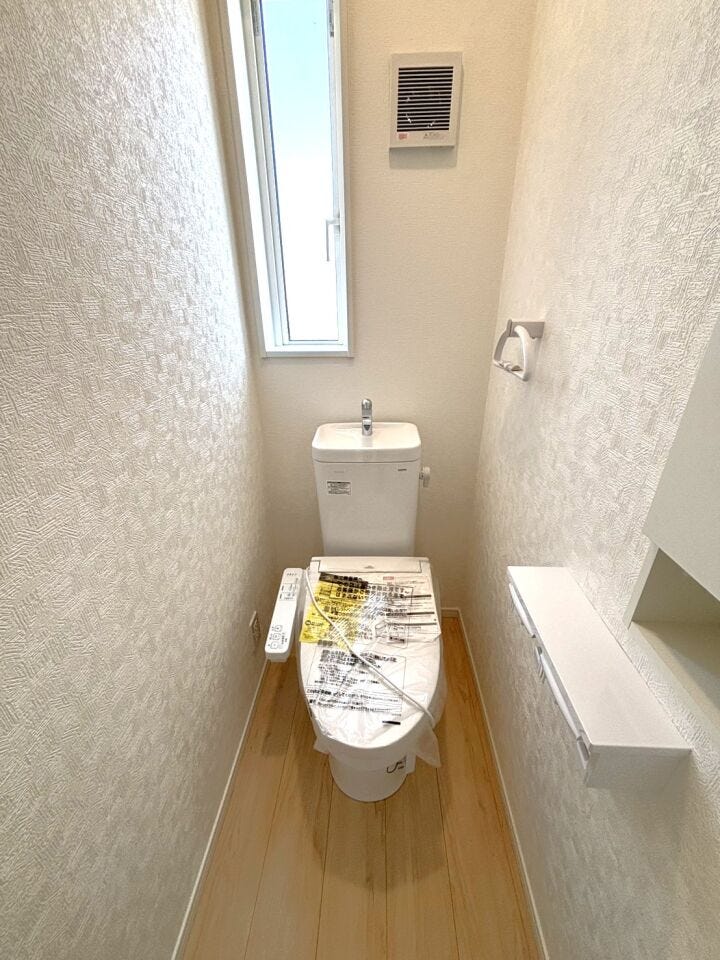 小窓付きで換気もバッチリ。明るく清潔感のあるトイレです。