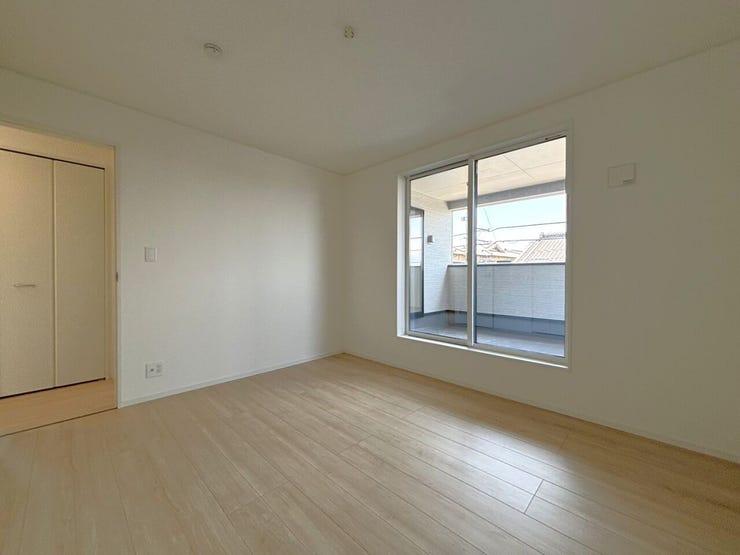 大きな窓からたっぷりと光が差し込む、開放的なお部屋です。