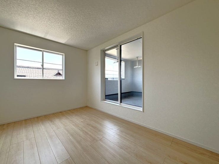 シンプルな内装で家具配置がしやすい、明るく快適な洋室。