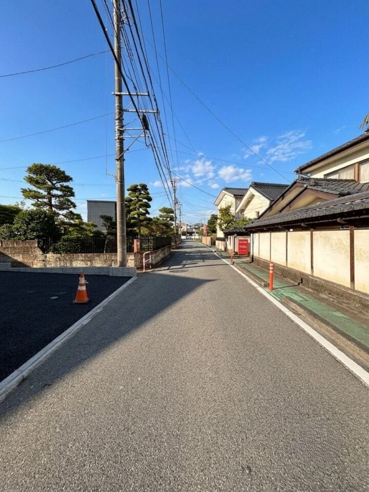 前面道路は十分な幅員があり、お車の出し入れもスムーズです。
