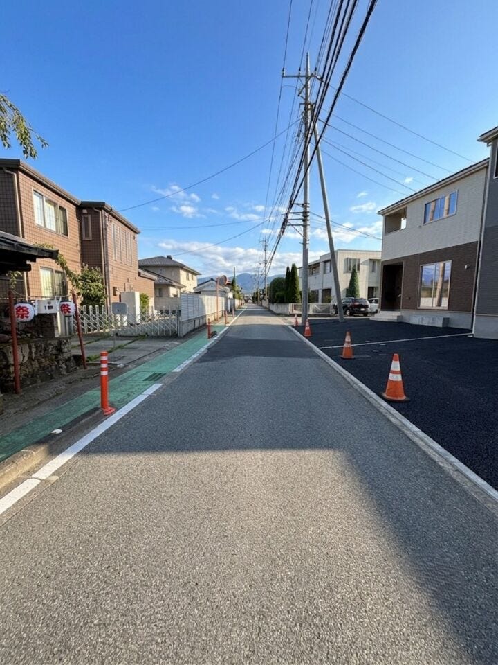視認性が良く、周辺環境も落ち着いた閑静な住宅街にあります。