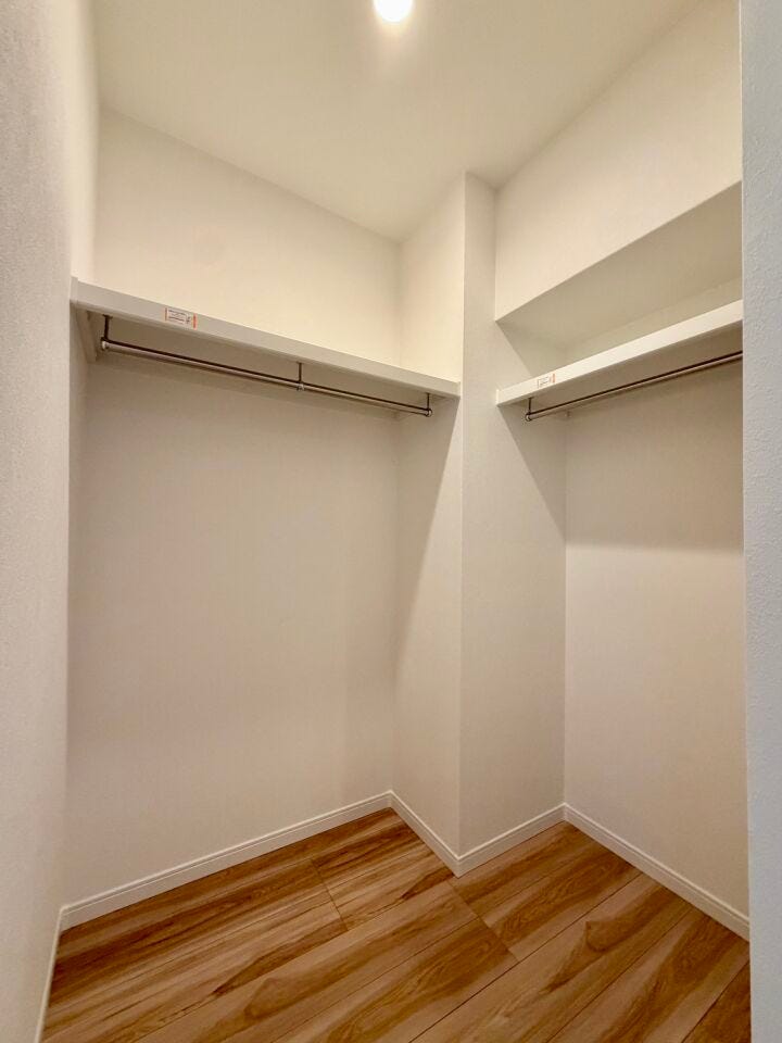 〈DEN〉収納スペースが広いので、部屋に荷物が出ることもなく生活感を隠せるのは嬉しいですね♪
